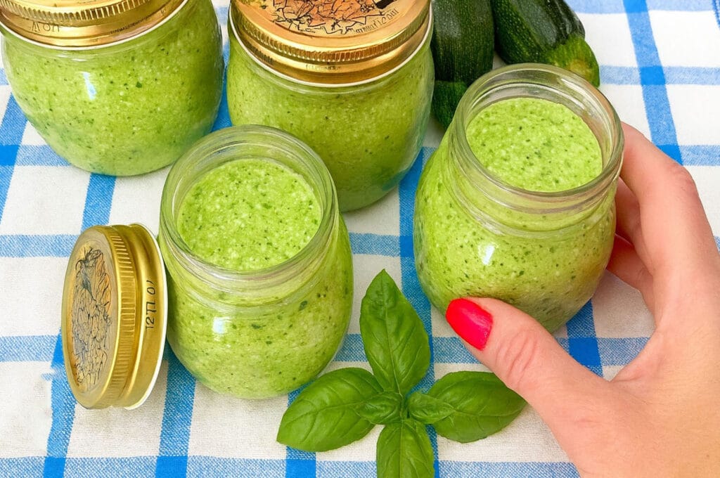 Il pesto di zucchine leggero che uso su tutto: ne faccio scorta per tutta la settimana, ma lo puoi anche congelare!