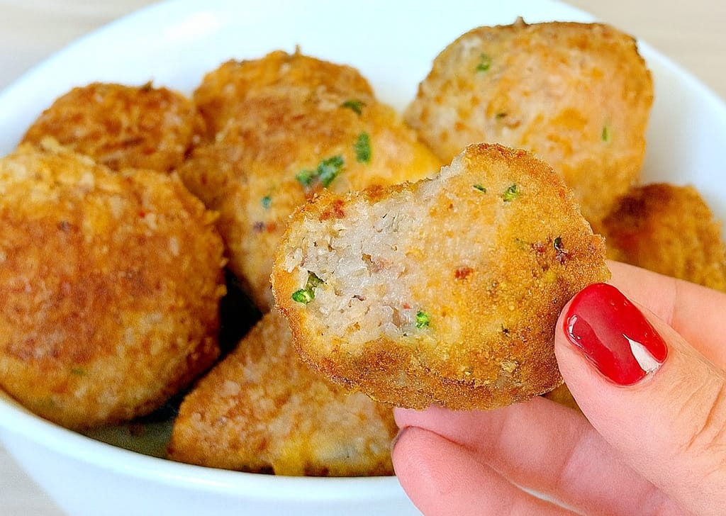 Polpette saporite con doratura perfetta anche in forno: il trucco del pane ammollato nel latte e pochi ingredienti come le faceva la mia nonna!