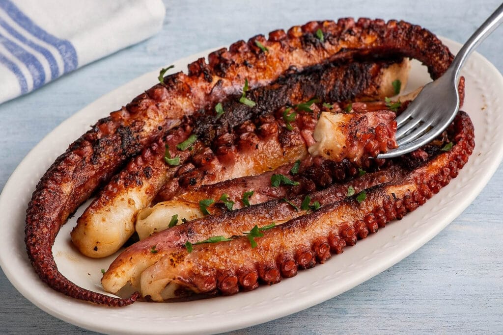 Polpo alla griglia tenerissimo, il trucco per farlo restare morbido dentro e dorato fuori: la ricetta da 10 e lode!