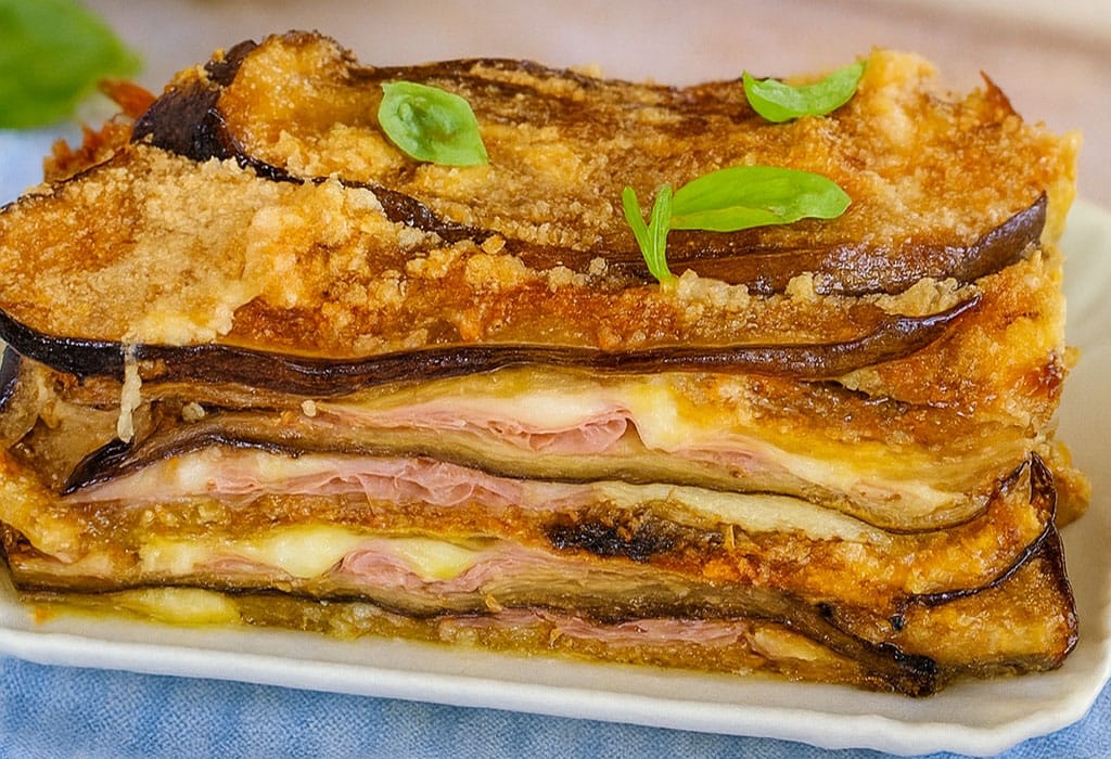Non friggo niente ma viene buonissimo (e con solo 220 Kcal): questa è la mia alternativa sana alla parmigiana di melanzane con prosciutto cotto e scamorza