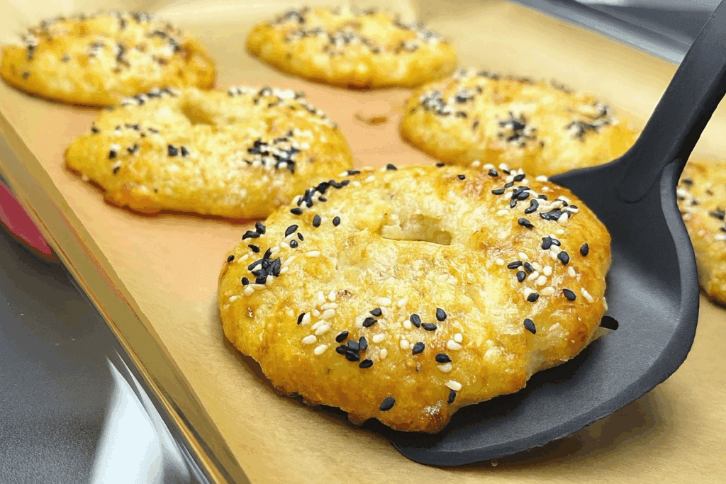 Non serve impastare per ore: con ricotta e crusca preparo dei bagel soffici e leggeri che hanno appena 200 calorie (e li puoi farcire come vuoi)