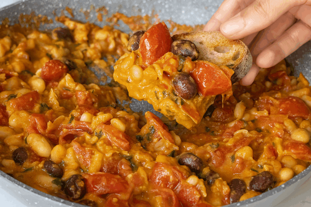 Il mio salvacena in 25 minuti: con fagioli, pomodorini e basilico preparo un piatto completo, leggero ma super saziante (con solo 370 kcal)!