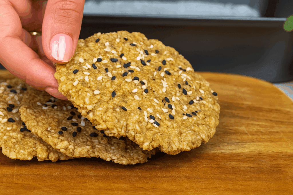 Ho usato solo avena e acqua: ecco il pane arabo leggero che si prepara senza lievitazione e in 20 minuti, li farcisco con feta e pomodorini, una bontà!