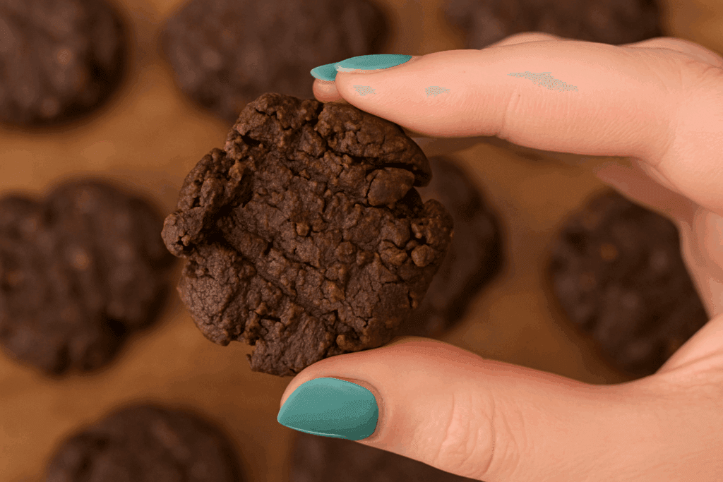 Non diresti mai che sono a dieta: biscotti al cioccolato senza un grammo di farina bianca, solo proteine buone e gusto incredibile!