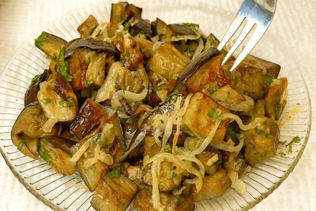 La ricetta contadina che piace a tutti: melanzane con cipolla e prezzemolo, pronte in 20 minuti e senza friggere (con solo 150 Kcal)