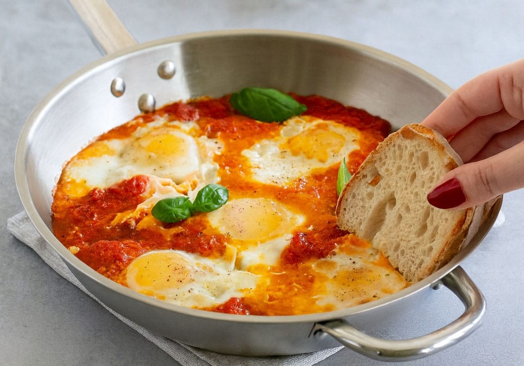 Uova al purgatorio, la ricetta povera napoletana facile, economica e pronta in 20 minuti: la faccio quando non so cosa cucinare!