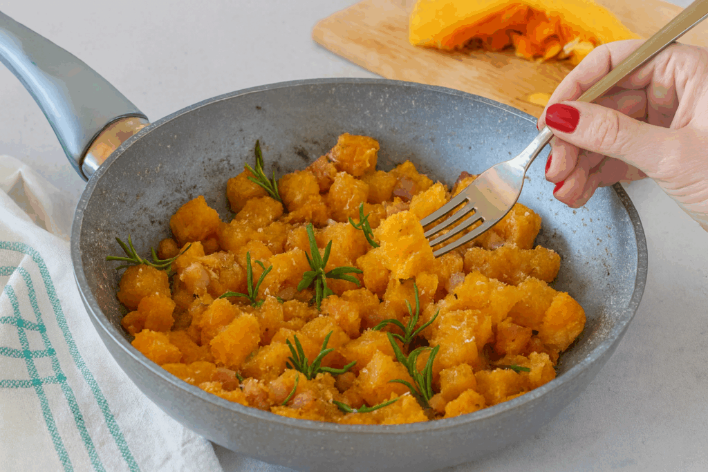 Un contorno autunnale che non può mancare a casa mia: zucca, prosciutto e quella crosticina dorata che fa venire voglia di fare la scarpetta