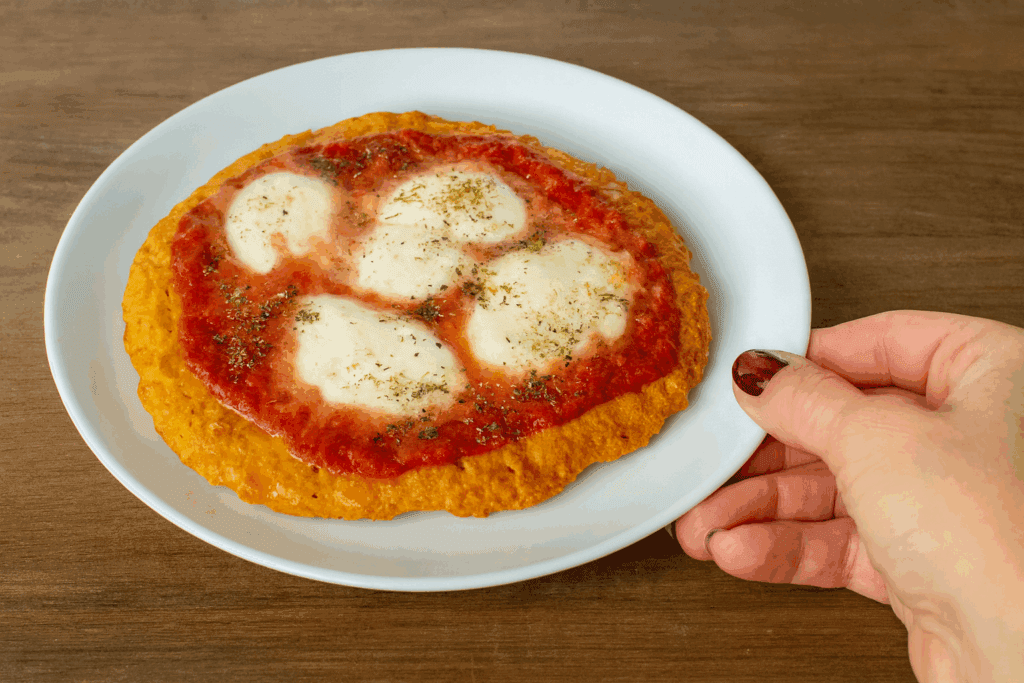 Il mio segreto per una pizza leggera e proteica senza forno: con carota, avena e mozzarella, pronta in 15 minuti e senza sensi di colpa!