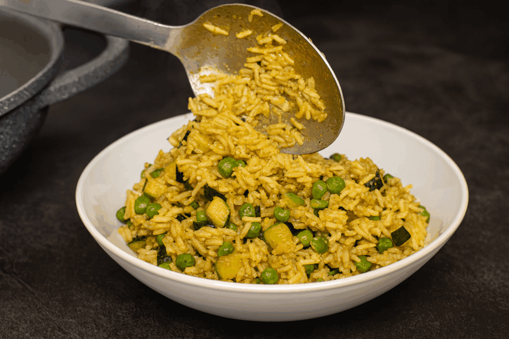 Mi salva pranzo e cena: riso basmati speziato con zucchine e piselli, sazia a lungo con poche calorie e lo preparo in un’unica padella!
