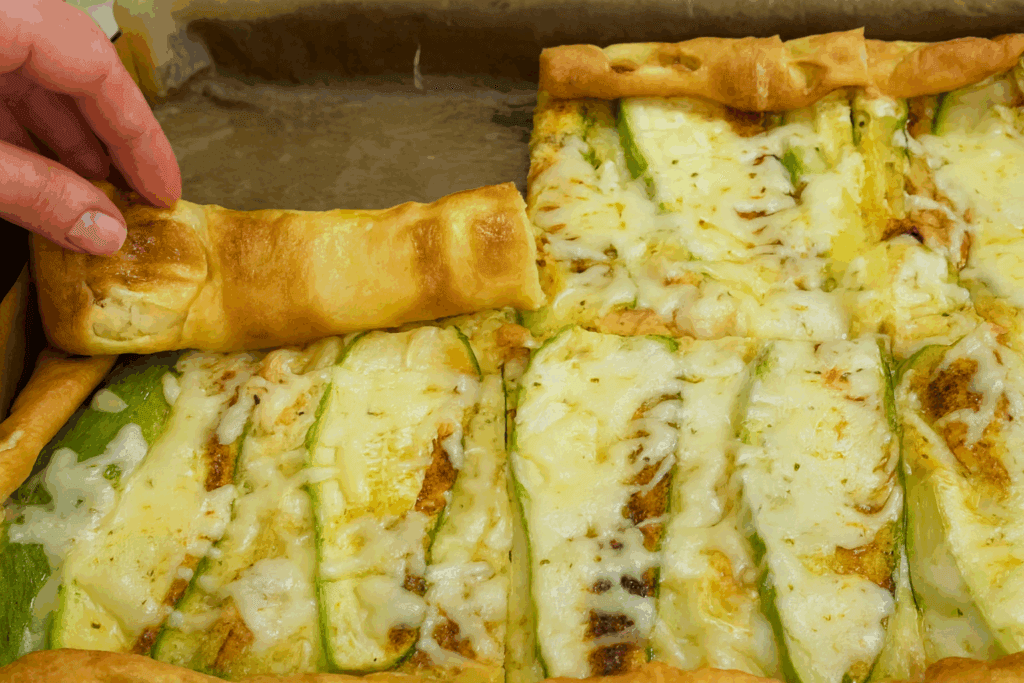 Ho montato le uova e aggiunto le zucchine sottili: ne è uscita una frittata al forno leggera e dorata con appena 220 kcal a porzione