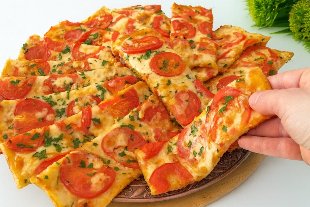 La pizza senza impasto che ha fatto felici tutti a casa: soffice dentro, croccante fuori, la più buona e semplice che abbia mai fatto!