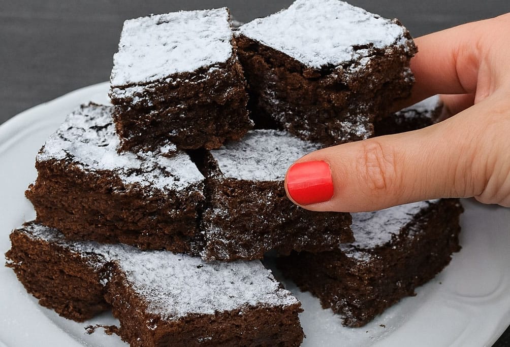 La ricetta furba della torta caprese: è più leggera, senza zuccheri e con meno calorie, ma sempre golosissima (te la consiglia la nutrizionista)!