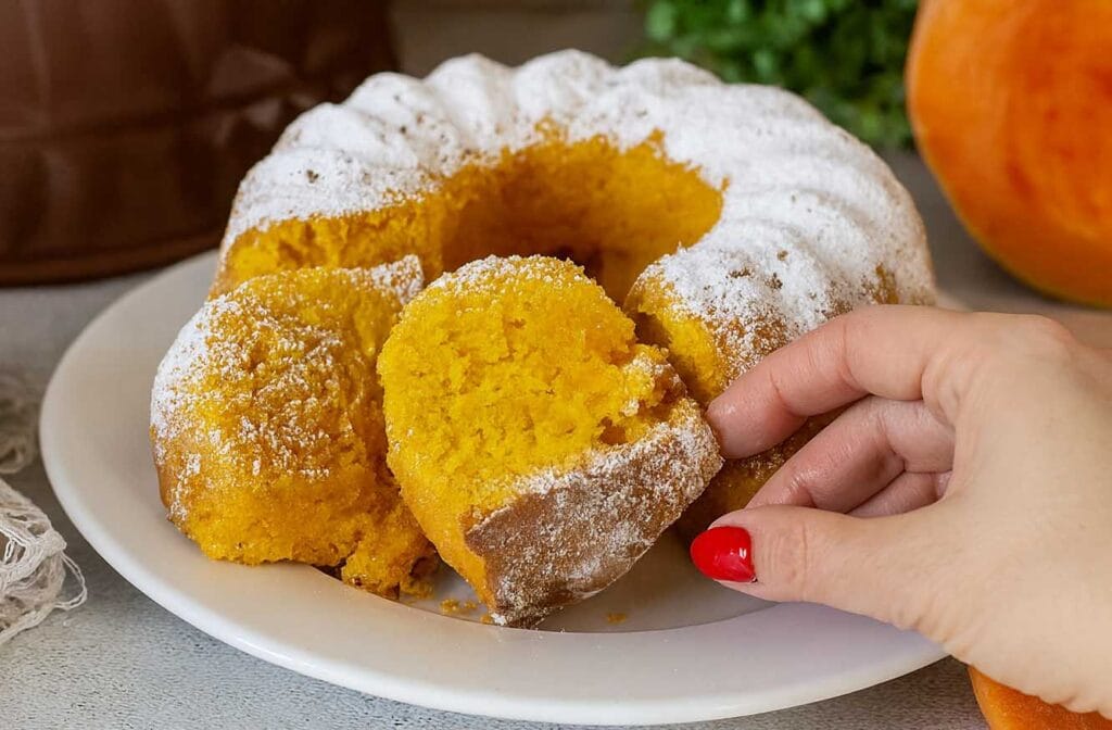 Questa torta d’autunno con zucca e arancia la preparo in frullatore e viene sempre perfetta (solo 190 calorie a fetta!)