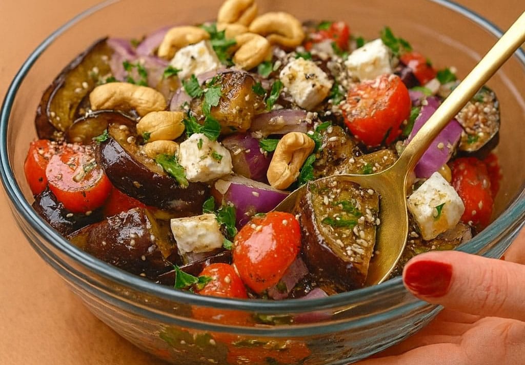 Melanzane e pomodorini, ma con feta e anacardi: questa insalata mediterranea l’ho provata una volta ed è diventata subito il mio piatto dell’estate e lo mangio ancora tutt’ora!