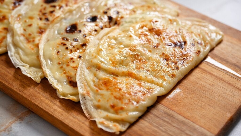Altro che pane! Queste focaccine alla ricotta sono morbide, leggere e pronte in padella senza lievitazione (spariscono non appena le porto in tavola)