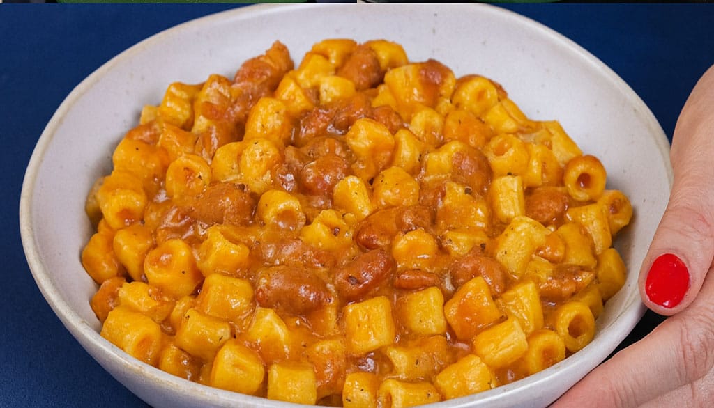 Ho messo pasta e fagioli nella stessa pentola e il risultato è spettacolare: cremosa, saporita e con appena 450 kcal a porzione