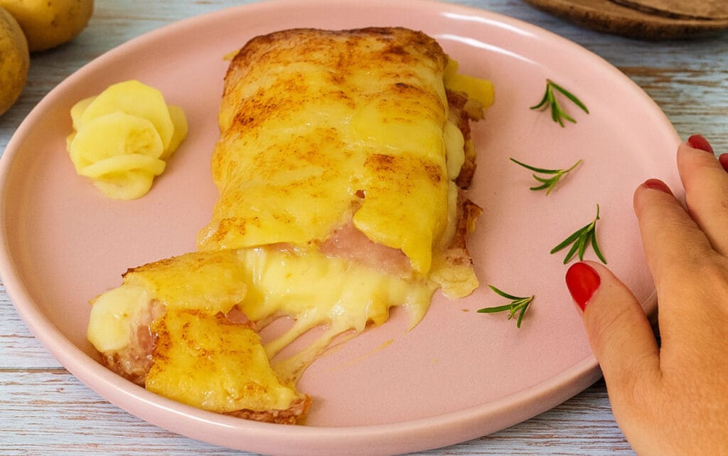 Non è il solito polpettone: questo rotolo di patate ripieno di prosciutto e formaggio fa impazzire tutti a tavola | Croccante fuori e filante dentro!