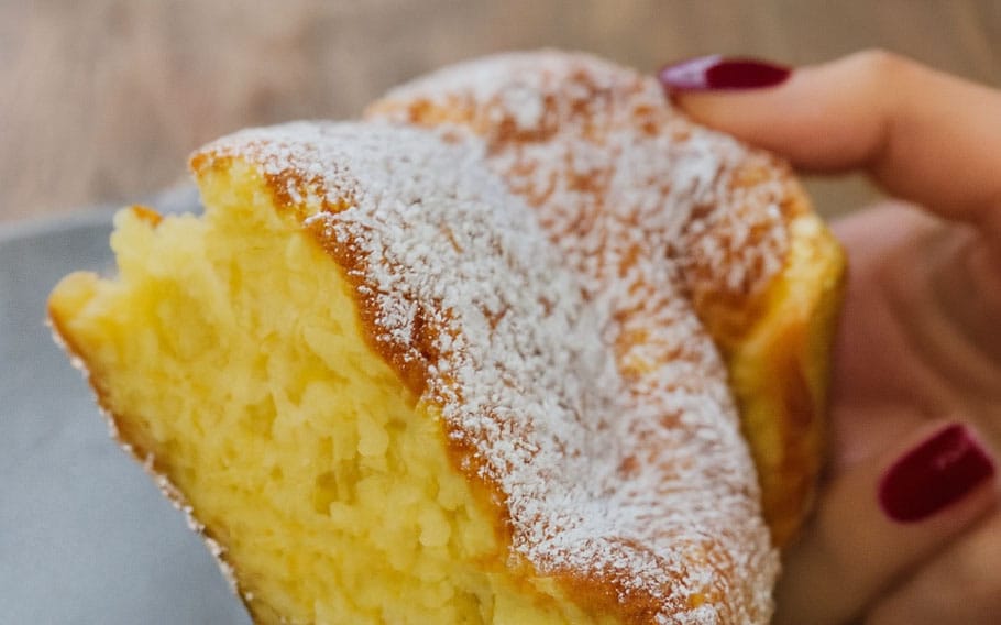 Ormai sono settimane che la mattina faccio colazione così, questa torta è la mia salvezza: ha solo 150 Kcal, pochi carbo e mi tiene buona fino a pranzo!