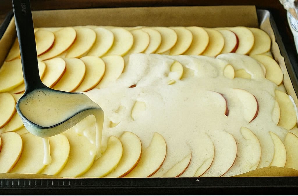 La preparo la sera e la mattina dopo a colazione non ne resta più: torta di mele morbida in teglia, semplice e leggera con appena 220 kcal