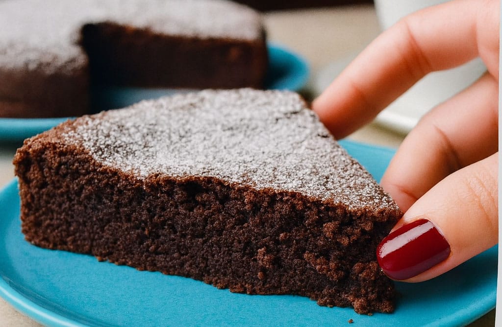 La mia ricetta “furba” per una torta cioccolatosa ma light: solo albumi e cacao, resta sofficissima per giorni e ha solo 120 Kcal a fetta!