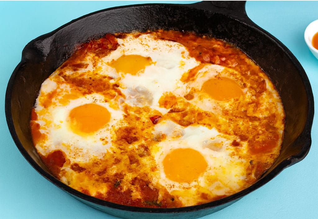Perfetta con la scarpetta: le uova al pomodoro che non stancano mai, sono il mio salva-cena pronto in pochi minuti
