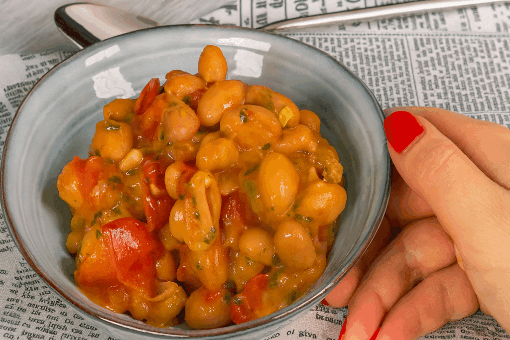 Avevo solo dei fagioli in dispensa e qualche pomodorino… ma è venuto fuori un piatto così buono pronto in 20 minuti e che mi fa sentire subito meglio!