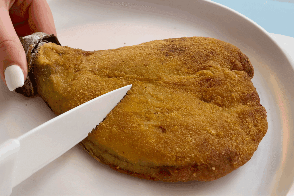 Non sono fritte: queste cotolette di melanzane sono croccanti fuori e morbide dentro con pochissimo olio: piaceranno anche ai bambini!