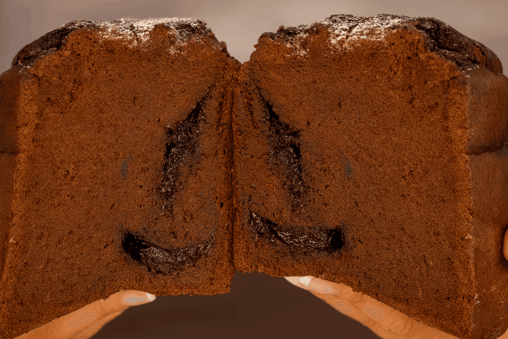 Ti bastano solo uova e cioccolato per fare questo dolce incredibile: sembra un panettone, è sofficissimo e si scioglie in bocca (senza farina, senza burro e con poche calorie!