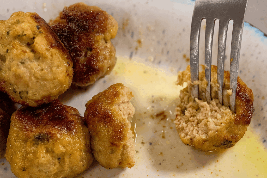 Ti svelo il mio trucco per fare polpette morbidissime senza friggerle troppo: croccanti fuori, tenere dentro e pronte in meno di mezz’ora.