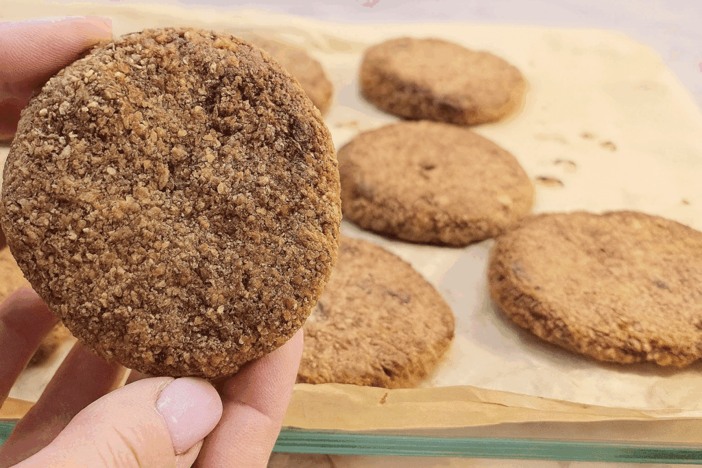 Avena, banana e noci: i biscotti della nutrizionista che saziano, regolano l’intestino e fanno bene al cuore (buoni da mangiare anche ogni giorno)