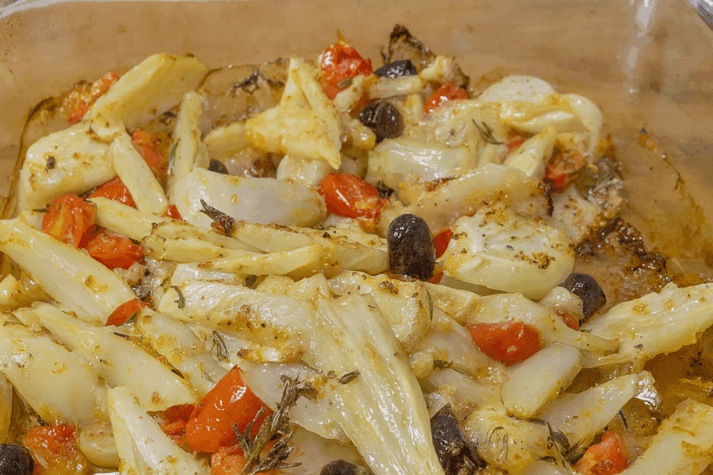 Sto a dieta ferrea, avevo solo due finocchi in frigo e così è nata la ricetta più buona e leggera dell’autunno, i finocchi alla mediterranea con pochissime calorie!