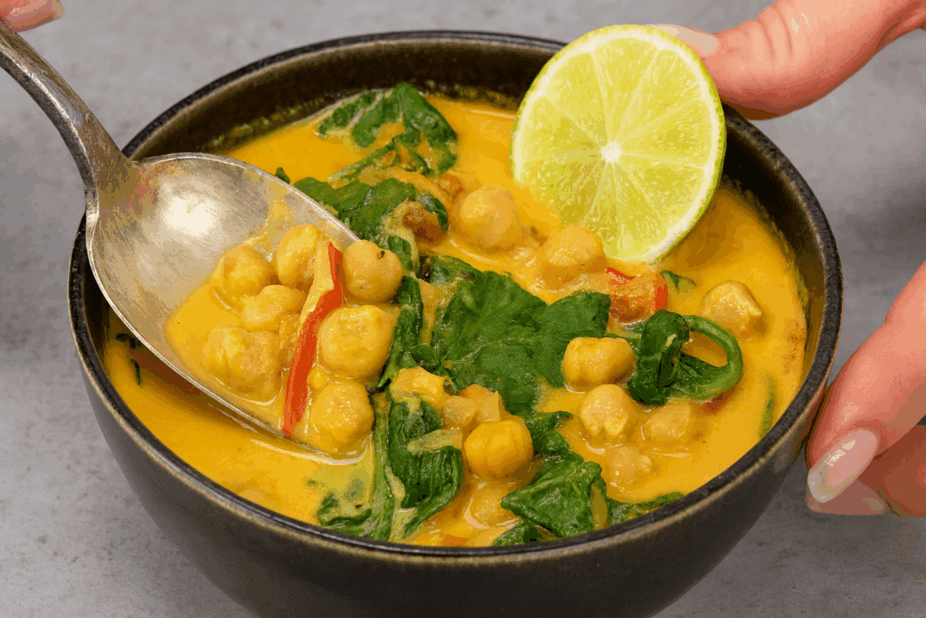 Mi ha aiutata a rimettermi in forma senza fatica: zuppa di ceci e spinaci ricca di fibre e perfetta anche dopo una giornata pesante
