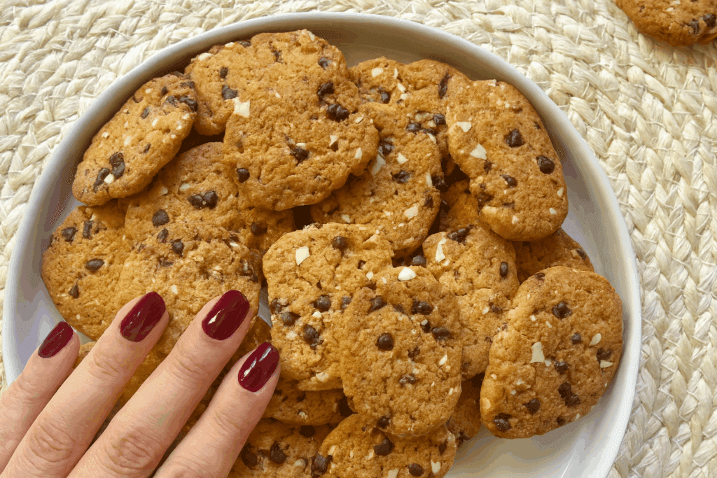 Dopo mille ricette fallite, finalmente dei biscotti che non mi fanno sentire in colpa: sani, rustici e che ti fanno dire “ancora uno e poi basta” (ma non basta mai).