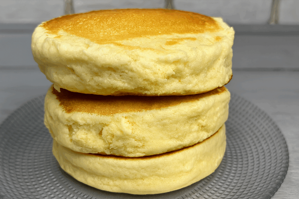 Li faccio sempre così: i fluffy pancakes più soffici del mondo, alti come nuvole e pronti in 10 minuti (e si fanno con 4 ingredienti)