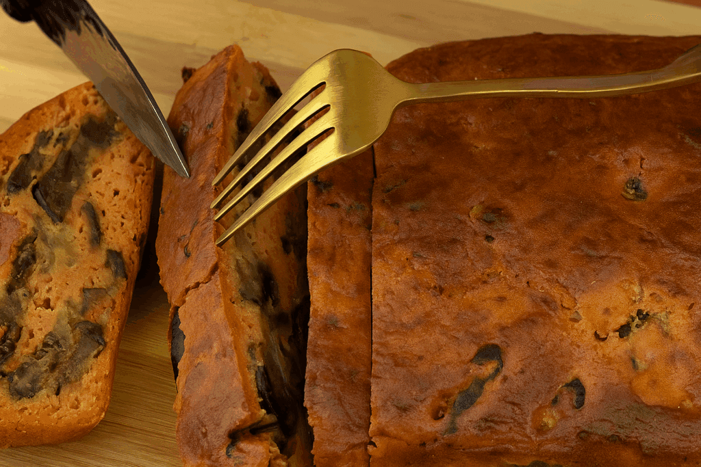 Ricco di fibre e senza carne: il polpettone di melanzane con pomodoro e parmigiano che non ti fa sentire a dieta (con solo 230 kcal)
