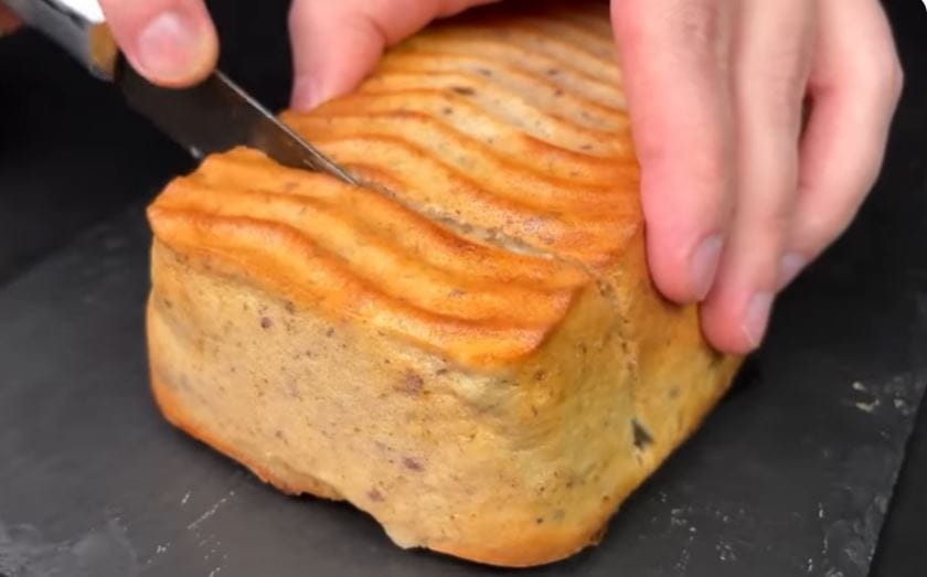 Una fetta di questo plumcake e ti senti sazio per ore: avena, yogurt e noci per una colazione leggera, nutriente e piena di energia buona!