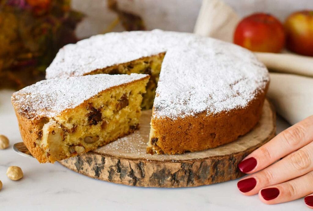 Dolce, profumata e piena di frutta: questa torta con mele e frutta secca è sana, energetica e pronta in meno di un’ora!