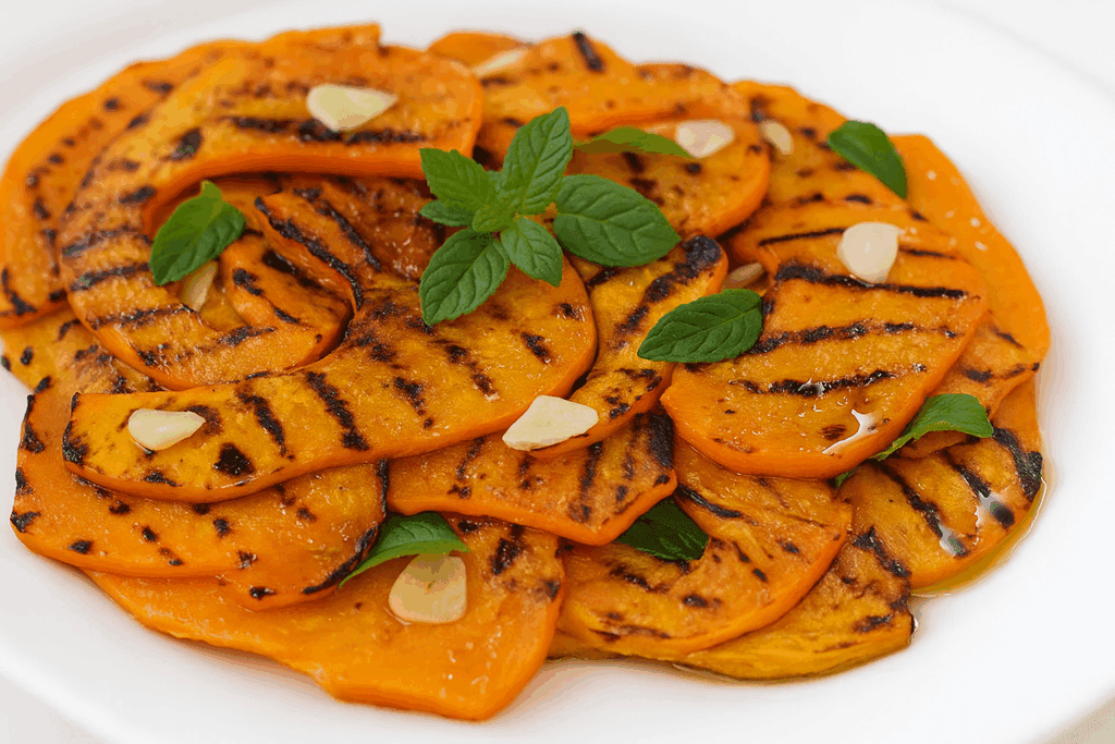 Ogni anno, quando arriva la prima zucca, non resisto: la taglio sottile, la griglio e la condisco con menta e aceto, come faceva mia madre