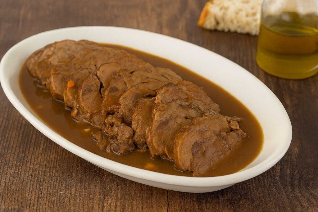 Niente forno e risultato perfetto, la carne resta morbidissima e non si asciuga: l’arrosto di vitello della nonna che non sbaglia mai!