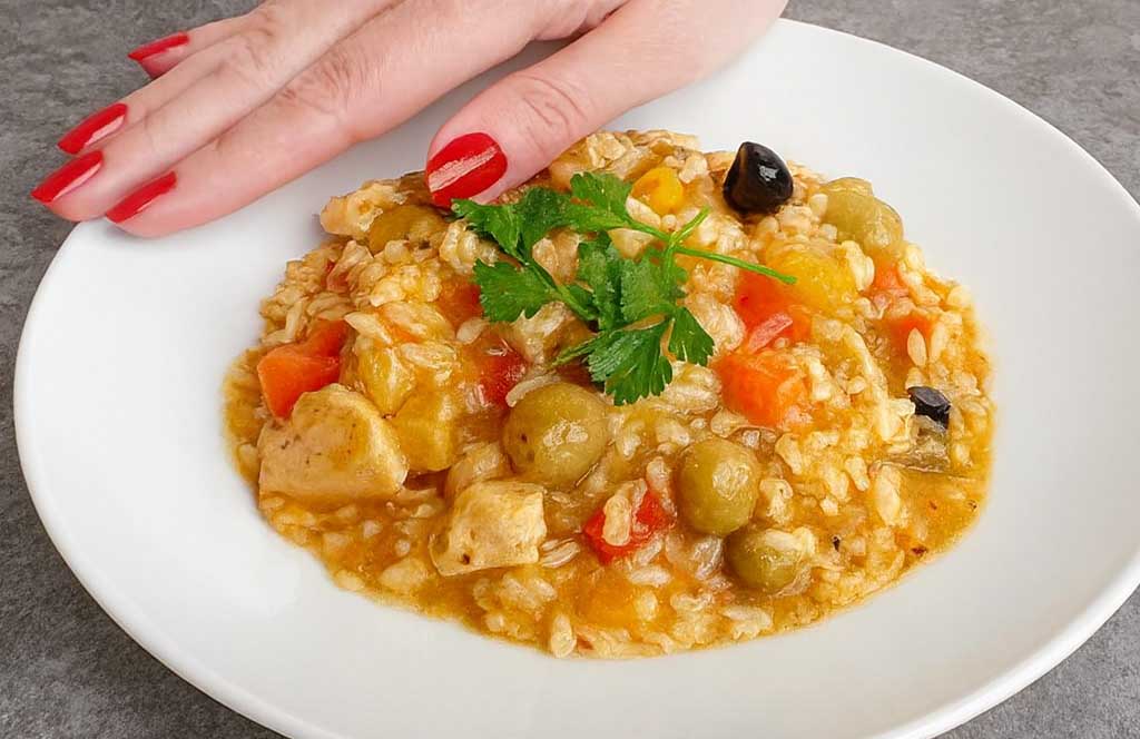 Non è una paella ma quasi, così buono che un altro po’ non facevo in tempo a impiattarlo: il mio arroz con pollo è imbattibile!