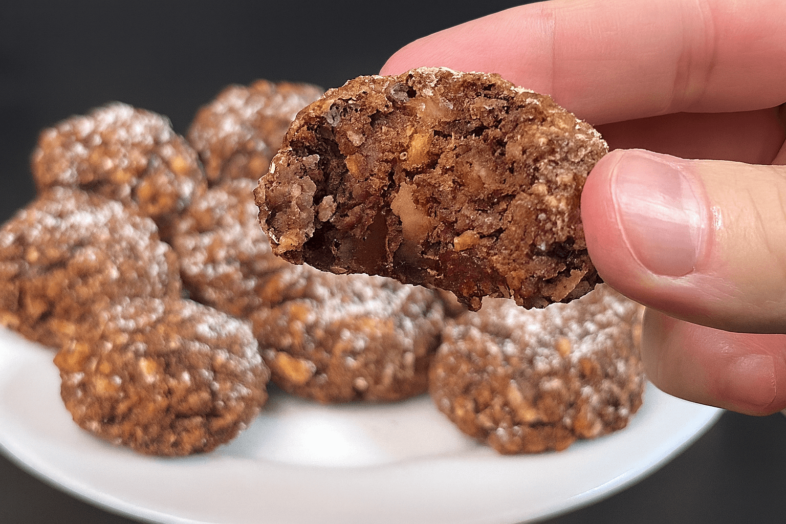 Biscotti di avena, banana, cacao e noci