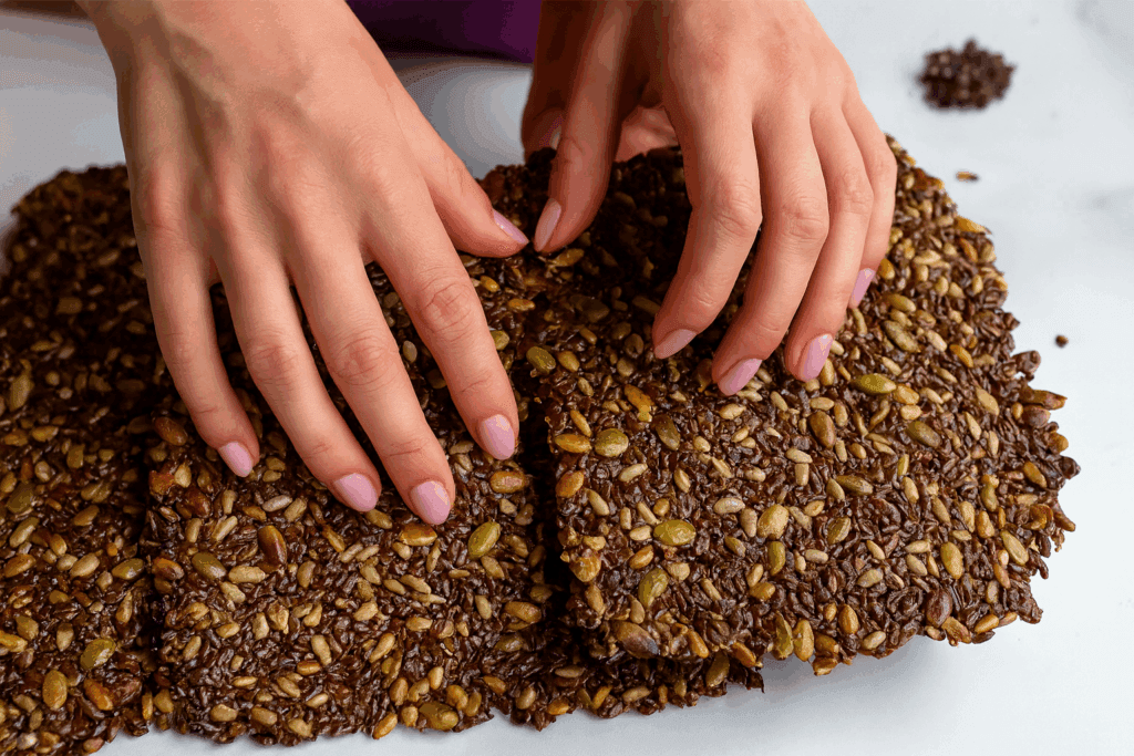 Altro che cracker confezionati! Questi ai semi si fanno solo con acqua, sono croccanti, ricchi di omega-3 e fanno benissimo alla linea!