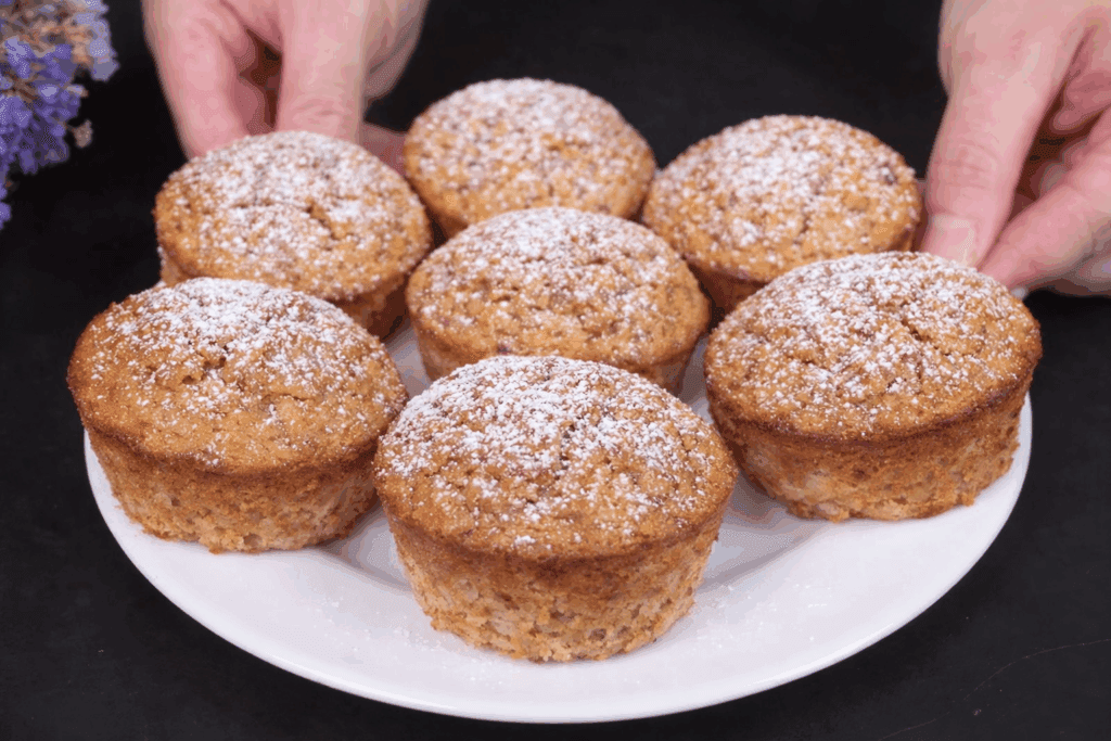 Non sono i soliti muffin da colazione: questi con avena, yogurt e frutta vera mi risolvono le mattine (li mangio volentieri e non mi appesantiscono)