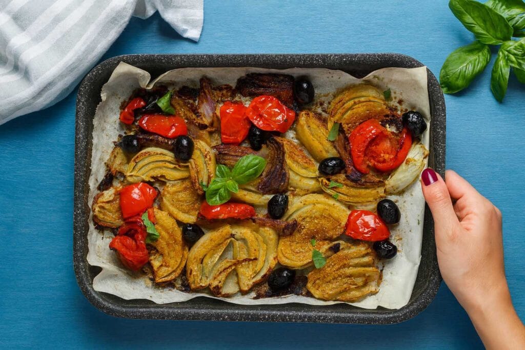 Non il solito contorno: questi finocchi al forno alla mediterranea sono così buoni e leggeri che li preparo anche come piatto unico (solo 120 Kcal a porzione!)
