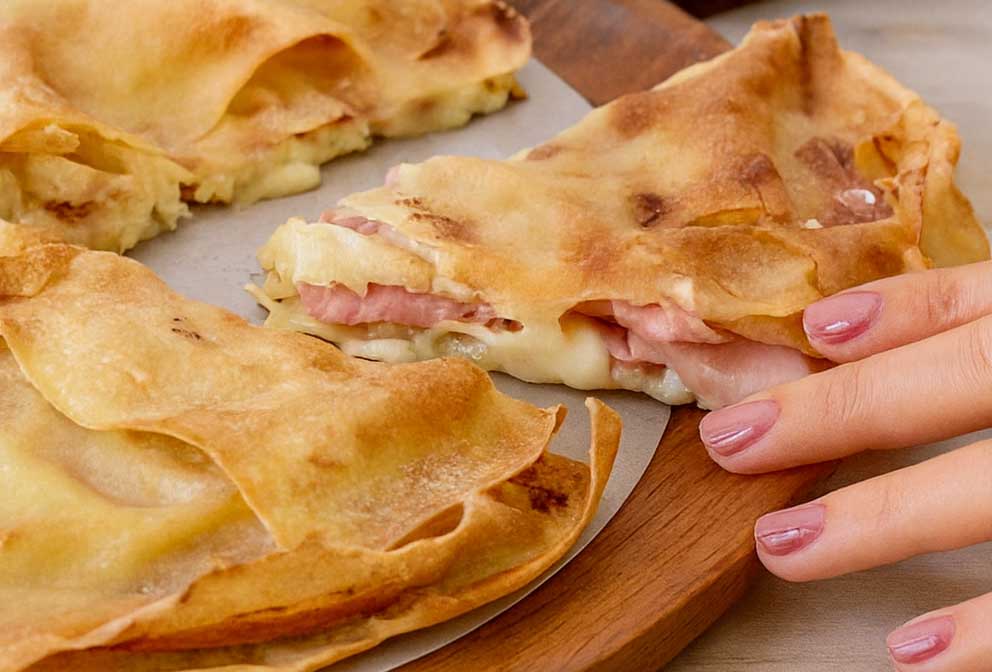 Solo 4 ingredienti e niente impasto: la finta focaccia con pane carasau più buona e leggera che ci sia, pronta in 10 minuti!