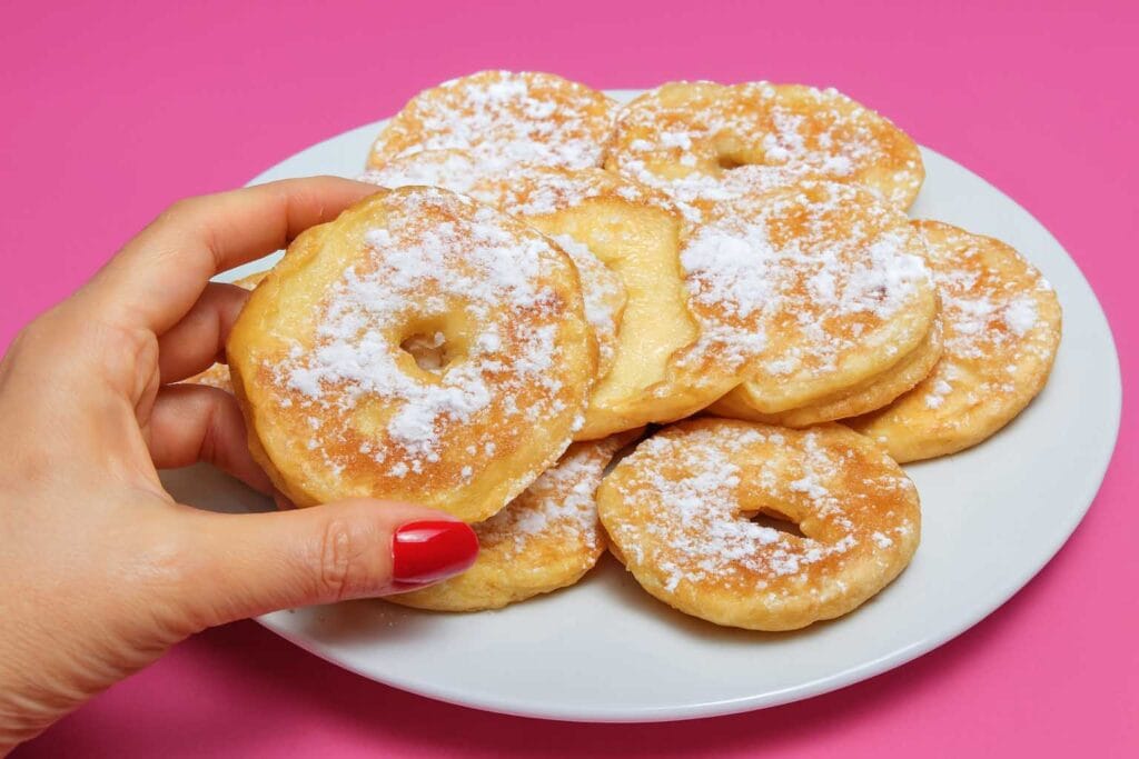 Sono una nutrizionista e questa è la mia versione leggera delle frittelle di mele (solo 27 kcal), che sembrano fritte ma non lo sono: ne mangerei a volontà!