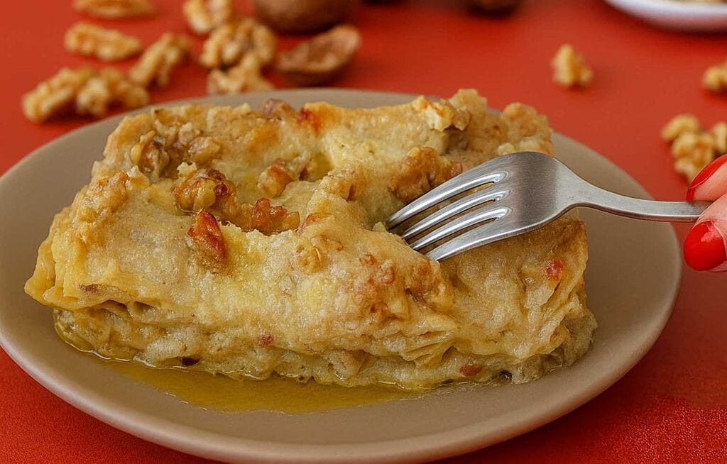 Sto seguendo una dieta ferrea ma questa lasagna me la concedo senza sensi di colpa: cremosa, profumata e con una besciamella alle noci senza burro (solo 380 kcal a porzione!