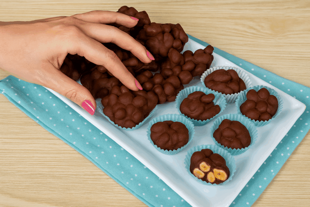 Le mandorle atterrate più facili del mondo: solo cioccolato e mandorle, un dolce proteico e sano da fare in questi giorni di festa!