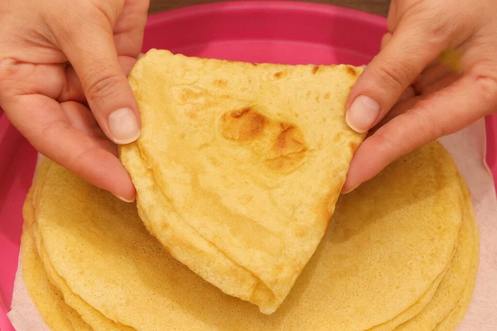 Le faccio con 2 ingredienti e mi salvano il pranzo: piadine senza farina, leggere, sazianti e pronte in pochi minuti (solo 140 kcal l’una!)