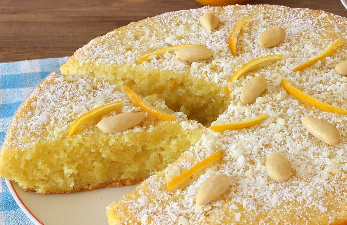 Torta all'arancia, mandorle e cioccolato bianco